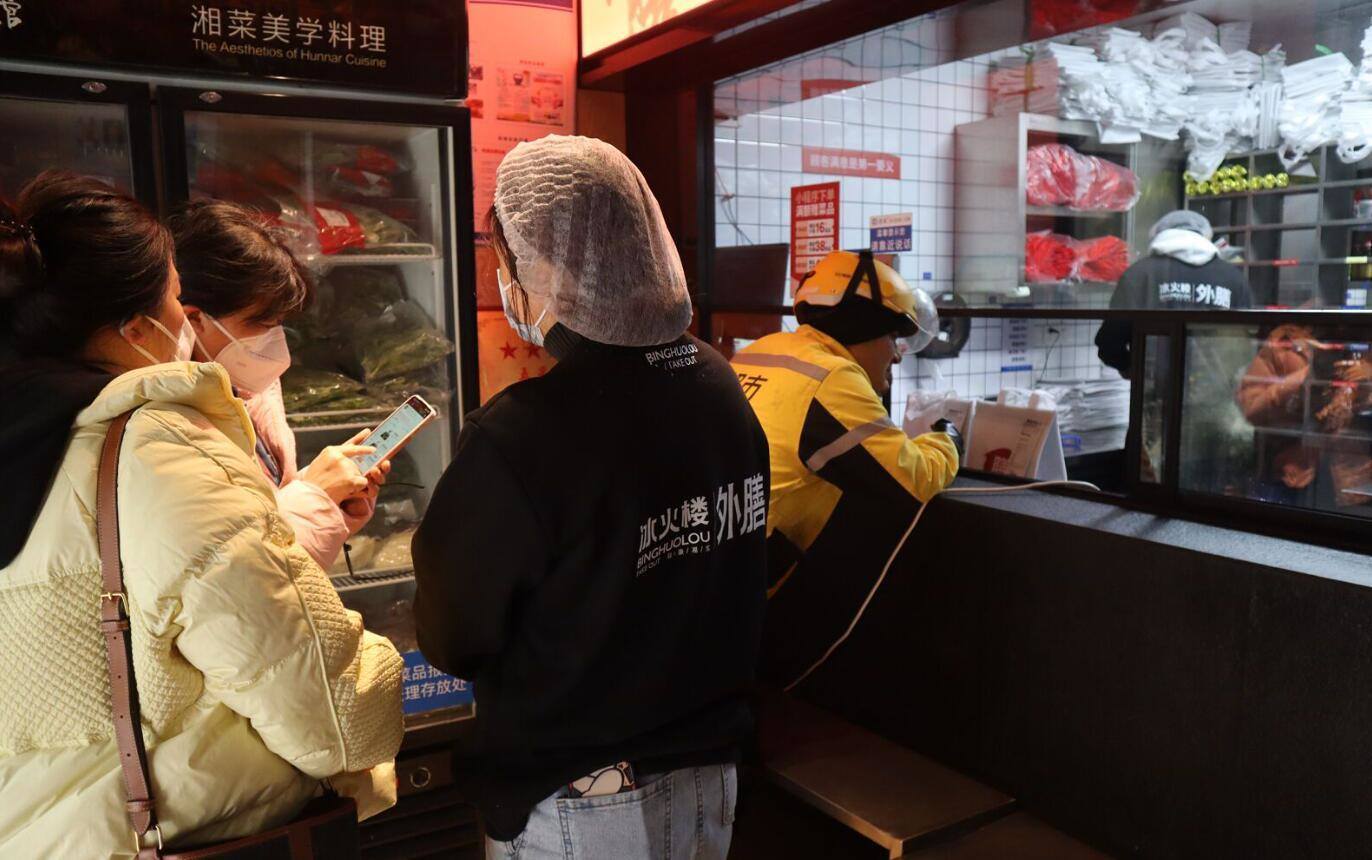 餐饮降价潮下，海底捞、太二酸菜鱼等竞相加码 外卖“卫星店”是个好生意吗？