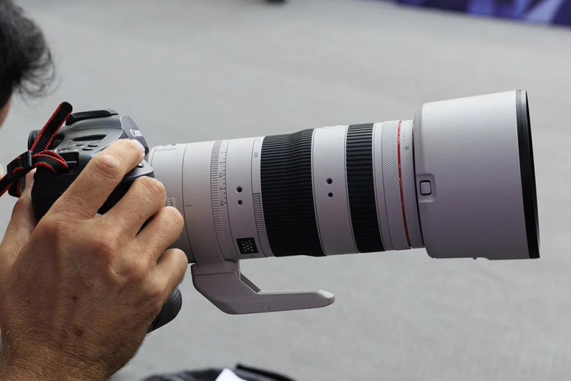 佳能白色 RF70-200mm F2.8 IS USM Z 电动变焦镜头曝光，预计年内发布  第1张