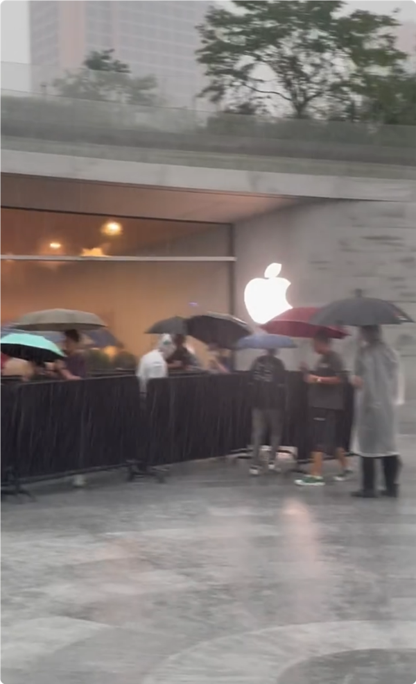 首批iPhone 16用户收到新机：果粉暴雨中在Apple Store排长队取货  第1张