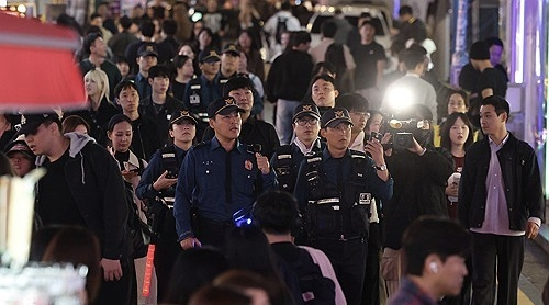 韩警方严打万圣节期间售卖及穿警服行为，梨泰院踩踏事故曾因民众装扮成警察致应对迟缓